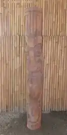 Tiki-Statue mit Polynesien-Stil. Hergestellt aus Kokosnusspalme mit der Größe von 200cm und dem Durchmesser von ca. 18-28cm. Modell 3 - Zunge ausgestreckt 